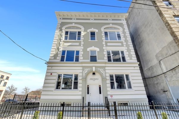 Exterior, Facade, Rowhouse
