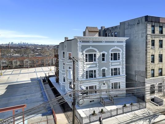 Exterior, Facade, Rowhouse