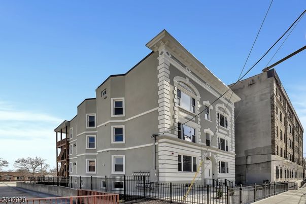 Exterior, Facade, Rowhouse