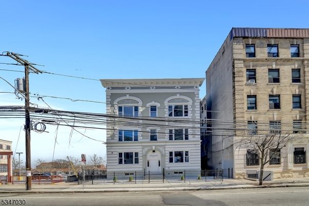 Exterior, Facade, Rowhouse