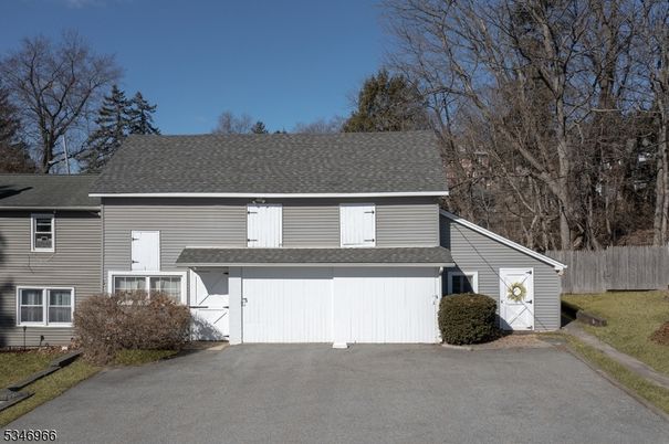 Attached, Exterior, Facade, Split Level