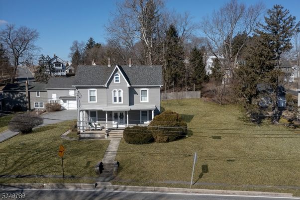 Attached, Exterior, Facade, Raised Ranch