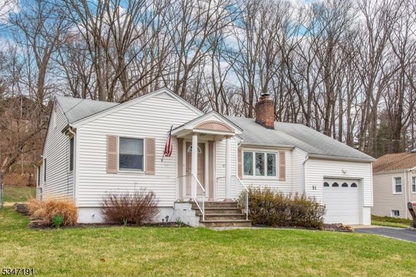 Attached, Exterior, Facade, Cape Cod