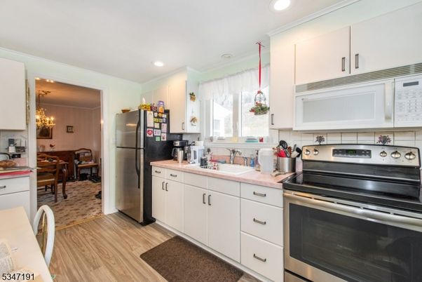 Chandelier, Dining room, Interior, Kitchen, Recessed Lighting, Stainless Steel Appliances, Wood Texture Flooring