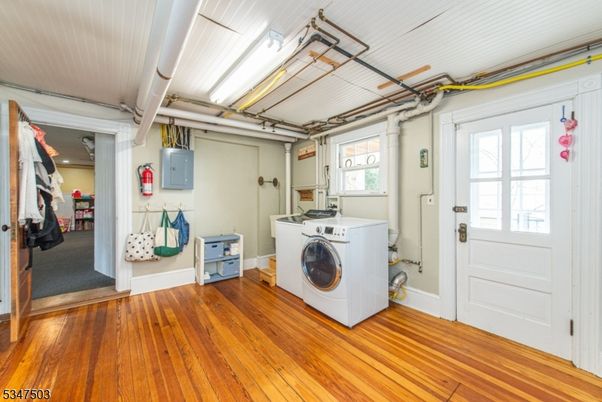 Interior, Washer, Wood Texture Flooring