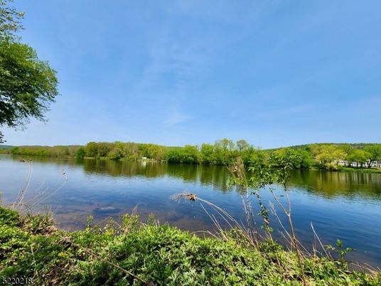 Exterior, Lake