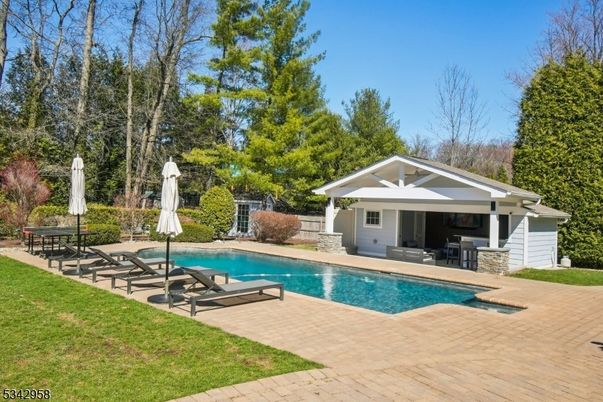 Exterior, Pool