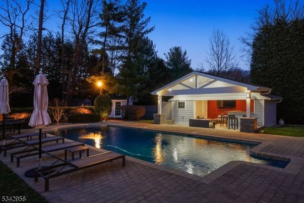 Exterior, Pool