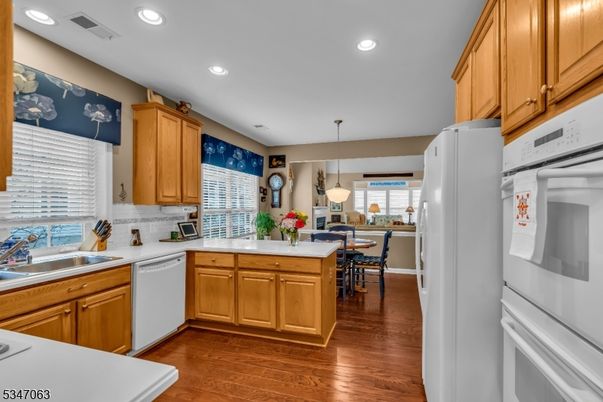 Dining room, Interior, Kitchen, Pendant Lights, Recessed Lighting, Wood Texture Flooring