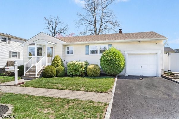 Attached, Exterior, Facade, Ranch