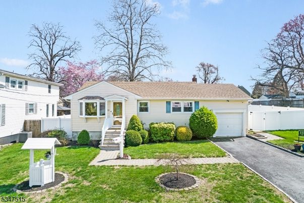 Attached, Exterior, Facade, Cape Cod