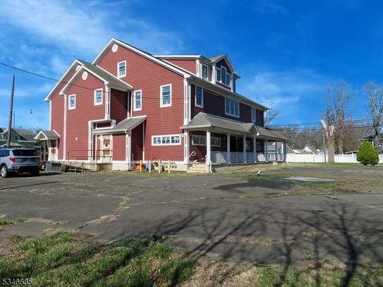 Attached, Exterior, Facade, Queen Anne Victorian