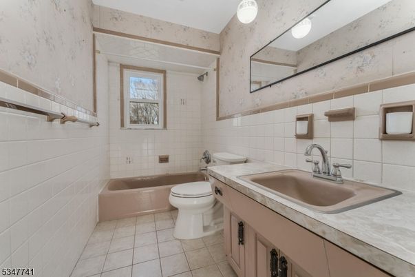 Bathroom, Interior, Tile Countertops