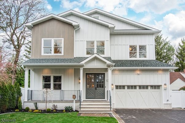 Attached, Exterior, Facade, Farmhouse