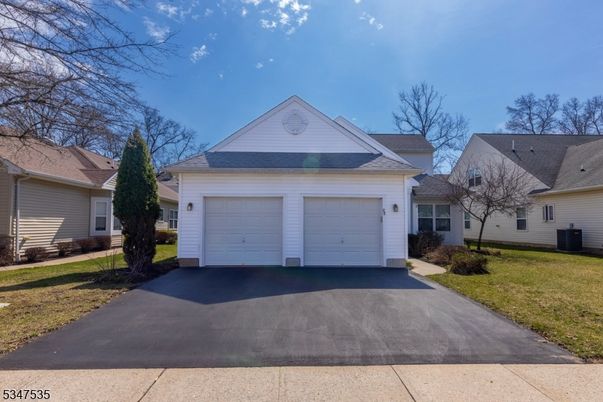 Attached, Exterior, Facade, Ranch