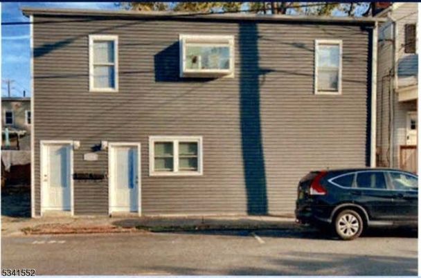 Exterior, Facade, Rowhouse