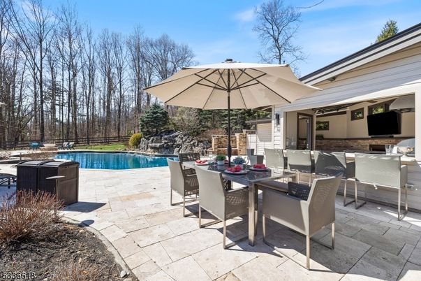 Exterior, Pool