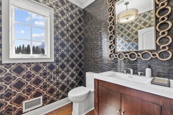 Bathroom, Interior, Pendant Lights, Wood Texture Flooring