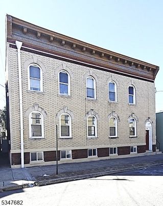 Exterior, Facade, Brick Facade, Chicago School