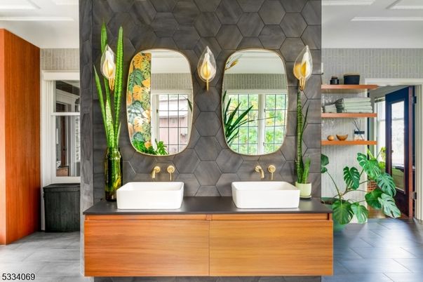 Bathroom, Dual Sink Vanities, Interior