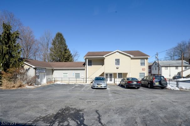 Attached, Exterior, Facade, Ranch