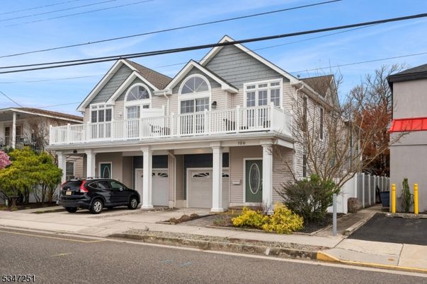 Attached, Exterior, Facade, Queen Anne Victorian