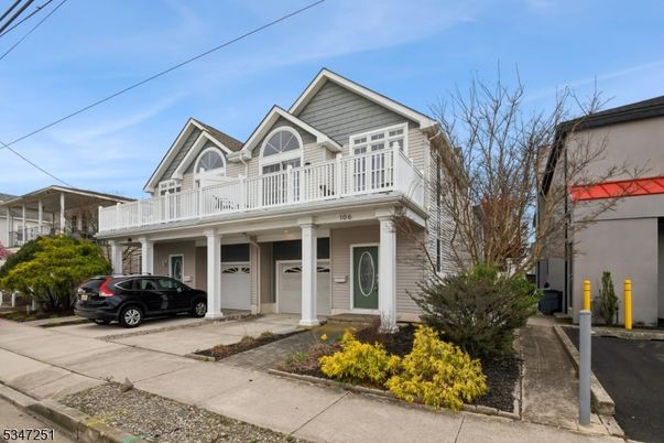 Attached, Exterior, Facade, Queen Anne Victorian