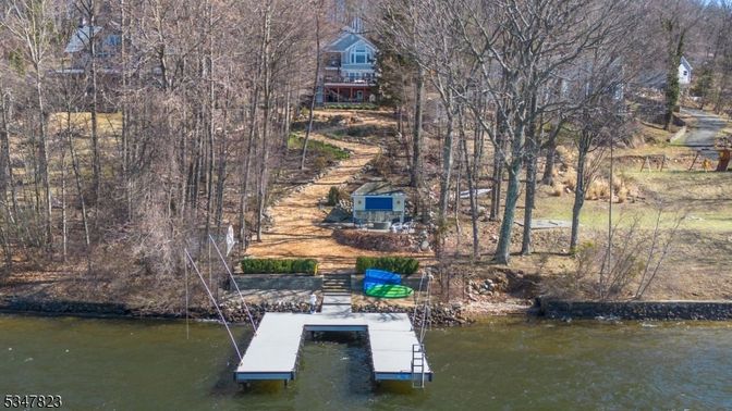 Exterior, Lake