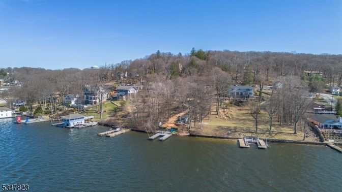 Exterior, Lake