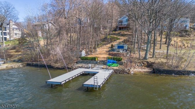 Exterior, Lake