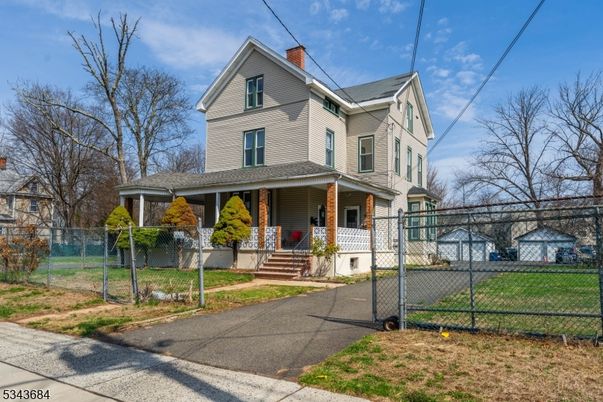 Exterior, Facade, Queen Anne Victorian