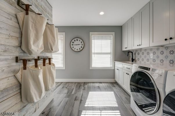 Interior, Recessed Lighting, Washer, Wood Texture Flooring