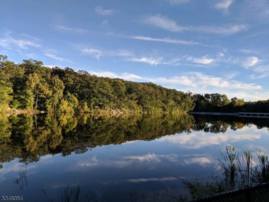 Exterior, Lake