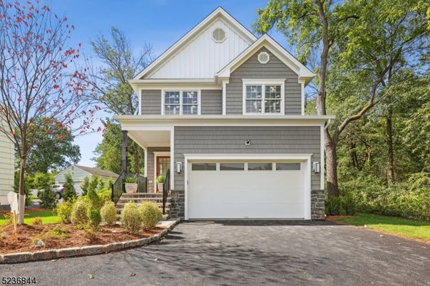 Attached, Exterior, Facade, American Craftsman