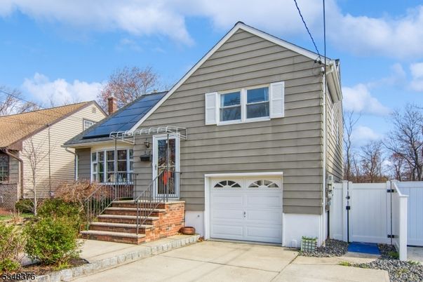 Attached, Exterior, Facade, Solar Panels, American Craftsman
