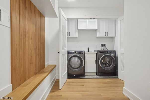 Interior, Recessed Lighting, Washer, Wood Texture Flooring