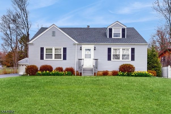 Attached, Exterior, Facade, Cape Cod