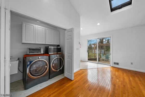 Interior, Recessed Lighting, Washer, Wood Texture Flooring