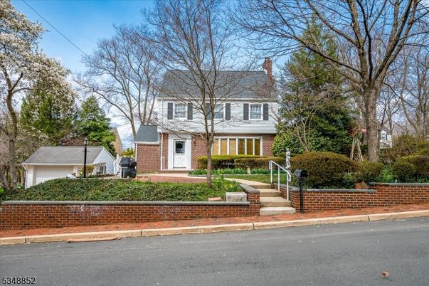 Attached, Exterior, Facade, Brick Facade, Queen Anne Victorian