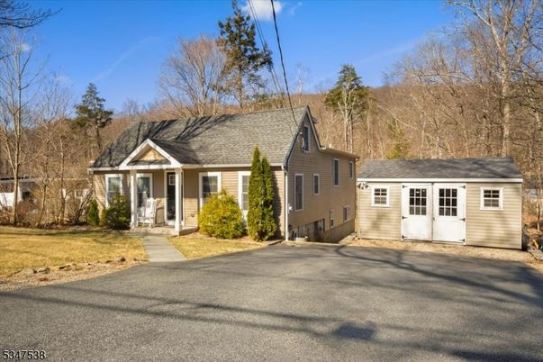 Exterior, Facade, Cape Cod
