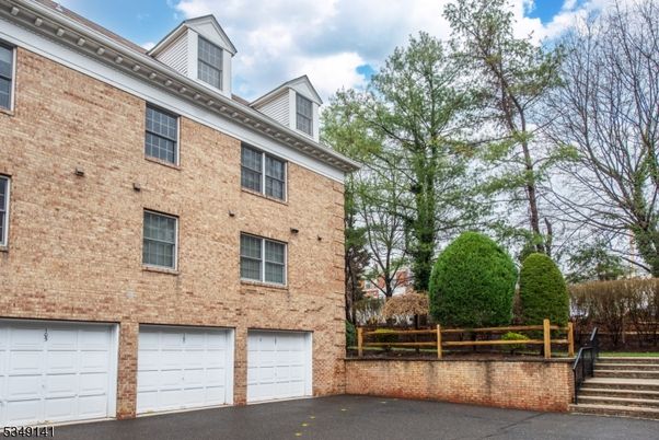 Attached, Exterior, Facade, Brick Facade, Georgian
