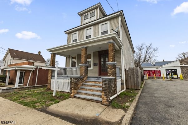 Exterior, Facade, American Foursquare
