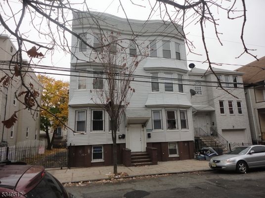 Exterior, Facade, Rowhouse