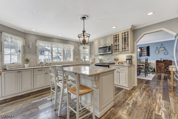Dining room, Interior, Kitchen, Pendant Lights, Recessed Lighting, Wood Texture Flooring