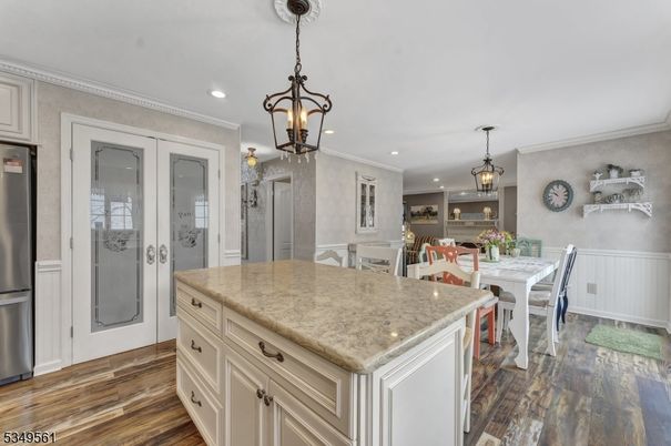 Chandelier, Dining room, Interior, Kitchen, Pendant Lights, Recessed Lighting, Wood Texture Flooring