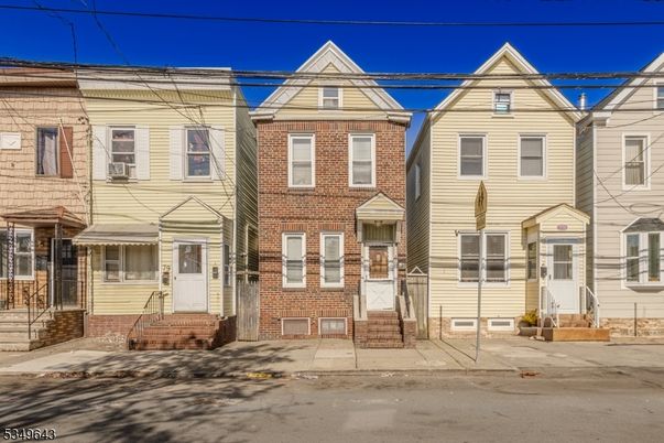 Exterior, Facade, Brick Facade, Rowhouse