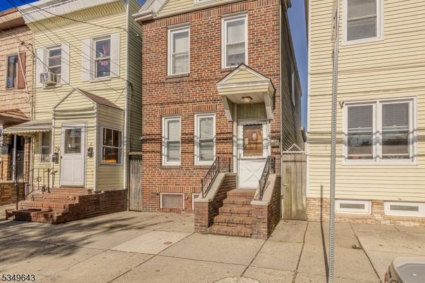 Exterior, Facade, Brick Facade, Rowhouse