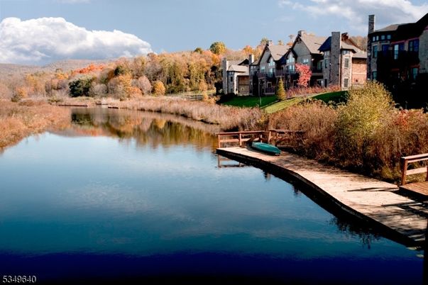 Exterior, Lake