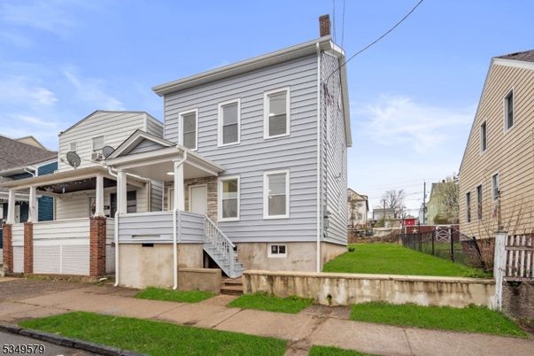 Exterior, Facade, American Foursquare