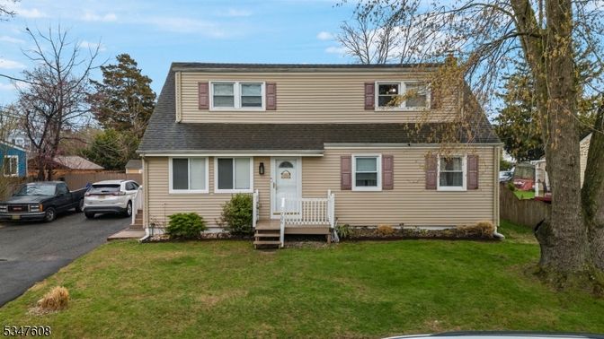 Exterior, Facade, Cape Cod
